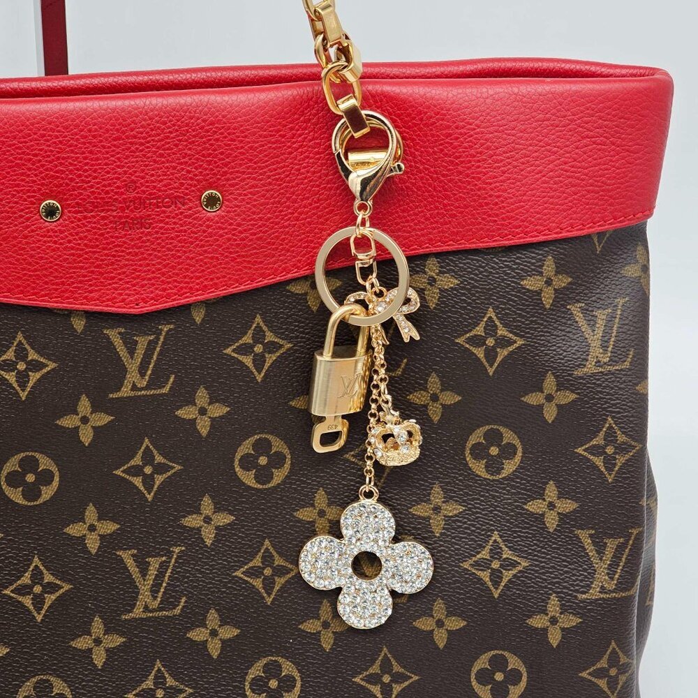 Louis Vuitton Gold Padlock 🔒 Key Set Authentic LV w/ Unbranded Flower Keychain - Picture 10 of 10